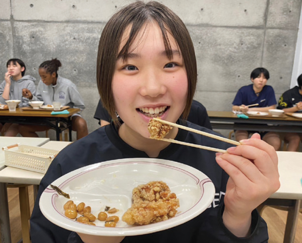 寮に帰宅する様子　写真